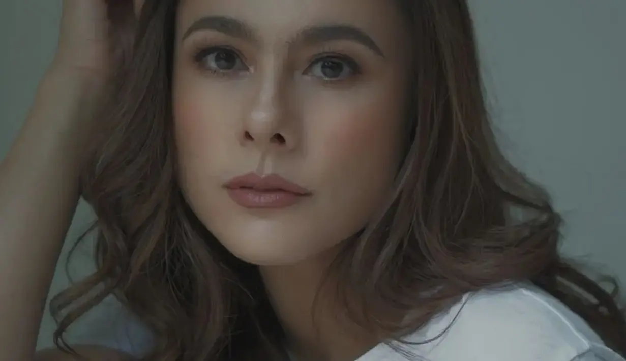 Pesona luar biasa dalam potret close up Wulan Guritno yang satu ini. Menampilkan dirinya dalam nuansa makeup nude cokelat muda yang lembut, rambut panjangnya ditata bergelombang longgar dan dibiarkan tergerai, bukankah potret ini juga luar biasa, Sahabat FIMELA? Foto: Instagram.