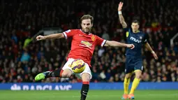 2. Manchester United harus menderita kekalahan pertama mereka di tahun 2015 kala menjamu Southampton. Bermain di Old Trafford, Setan Merah takluk 0-1. (AFP/Oli Scarff) 