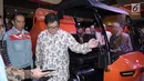 Presiden RI, Joko Widodo bersama Menteri Perindustrian Airlangga Hartarto meninjau stand mobil Kiat Mahesa Wintor yang dipamerkan pada Indonesia International Motor Show 2018 di JIExpo, Jakarta, Kamis (19/4). (Liputan6.com/Helmi Fithriansyah)