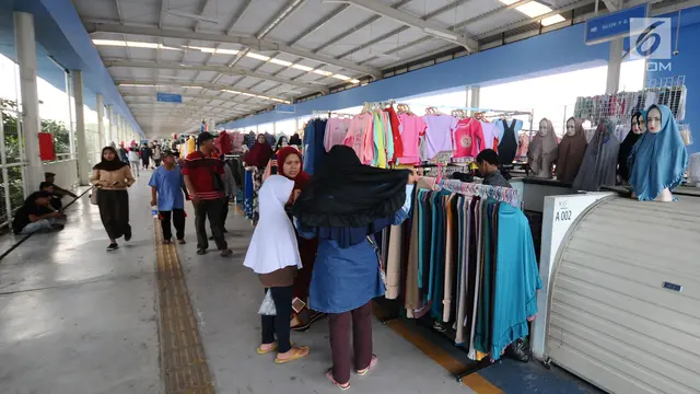 Berburu Pakaian Muslim di Skybridge Tanah Abang