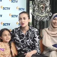 Rianti Cartwright dan Nicole Elizabeth Rossi tidak hanya kompak saat di depan kamera. Bahkan mereka berdua, asyik bercanda bareng saat sela-sela syuting.