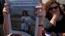 Amal Khalil dikenal sebagai jurnalis yang gigih melaporkan situasi di Lebanon selatan, wilayah yang sering menjadi titik panas konflik. Tampak dalam foto, seorang jurnalis bereaksi sementara lainnya memegang koran dengan potret jurnalis Lebanon Amal Khalil yang tewas dalam serangan udara Israel pada Rabu 22 April 2026, selama aksi duduk menentang penyerangan terhadap jurnalis di Beirut, Lebanon, Kamis 23 April 2026. (AP Photo/Hussein Malla)