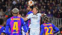 Barcelona tersingkir dari Liga Europa 2021/2022 usai kalah 2-3 dari Eintracht Frankfurt dalam partai leg kedua perempat final yang digelar di Camp Nou, Jumat (15/4/2022) dini hari WIB. (AFP/Jose Jorddan)