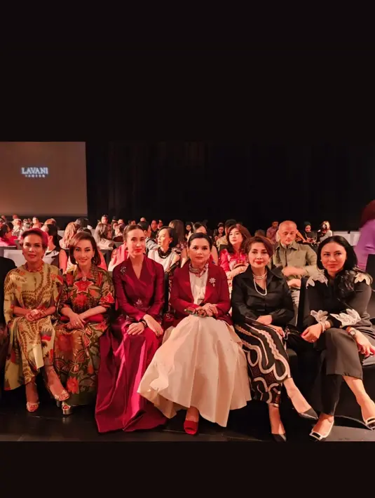 Menpar Widi Wardhana tampil cantik elegan di antara tamu undangannya mengenakan dress merah [@widi.wardhana]