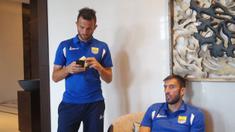 Dua bintang asing Persib Bandung Ilija Spasojevic dan Vladimir Vujovic bersantai di hotel jelang laga final Piala Presiden di Stadion Utama Gelora Bung Karno. (Bola.com/Vitalis Yogi Trisna)