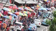 Sejumlah Pedagang Kaki Lima (PKL) berdagang di atas trotoar kawasan Tanah Abang, Jakarta, Rabu (1/11). Meskipun sudah ditertibkan, para PKL  masih saja berjualan di atas trotoar dengan alasan harga sewa toko yang sangat mahal. (Liputan6.com/Angga Yuniar)