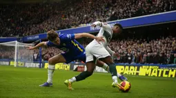 Pemain Plymouth Argyle Niall Ennis (kanan) berebut bola dengan pemain Chelsea Marcos Alonso pada putaran keempat Piala FA di Stadion Stamford Bridge, London, Inggris, 5 Februari 2022. Chelsea menang 2-1. (AP Photo/Matt Dunham)