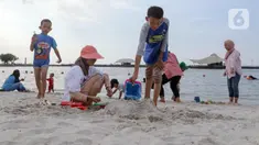 Warga berwisata di Pantai Lagoon, Taman Impian Jaya Ancol, Jakarta, Selasa (13/5/2025). (Liputan6.com/Herman Zakharia)