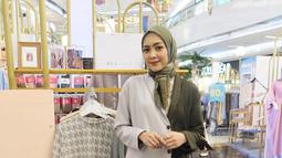 Meski mengusung warna yang lebih gelap, namun Richa Iskak tak bisa lepas dari unsur warna terang pada Jas yang ia kenakan Wanita yang dinikahi Gary Iskak pada 2009 silam itu selalu menjadi inspirasi perihal pakaian kekinian. (Liputan6.com/IG/@richaiskak)