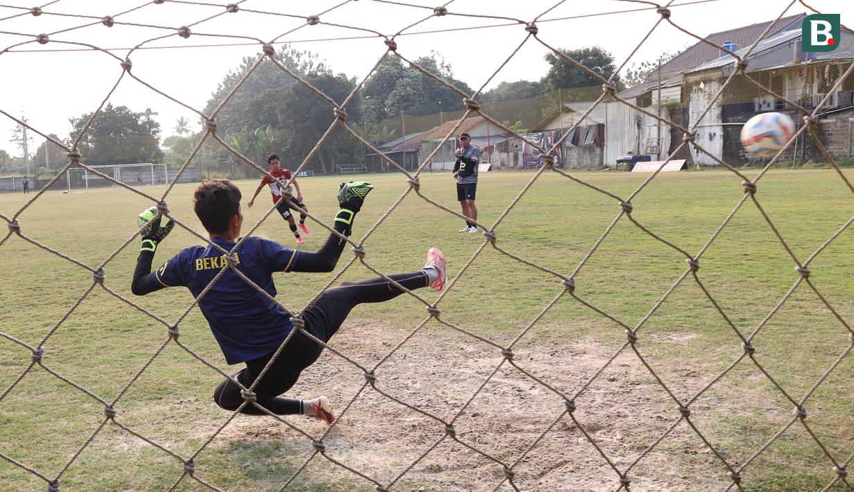Pemain FC Bekasi City melakukan latihan tendangan penalti untuk persiapan berlaga di Liga 2 2023/2024 yang sudah dalam hitungan hari di Lapangan Harin, Tengerang Selatan, Rabu (7/9/2023). (Bola.com/M Iqbal Ichsan)