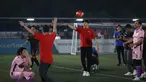 Pada hari terakhirnya di Jakarta untuk mempromosikan Premier League 2023/2024 di Vidio, kiper legendaris Manchester United melakukan serangkaian acara fun football bersama Selebritis FC yang dikomandoi artis Raffi Ahmad. Ada beberapa tantangan dalam rangkaian fun football yang digelar, seperti pertandingan 7 lawan 7, cross-bar, tendangan  bebas dan tendangan penalti. Ada momen menarik saat Raffi Ahmad terpeleset pada tantangan adu penalti serta saat Sultan Andhara tersebut berdebat dengan Peter Schmeichel tentang keabsahan penalti Bastian Steele. (Bola.com/Ikhwan Yanuar)