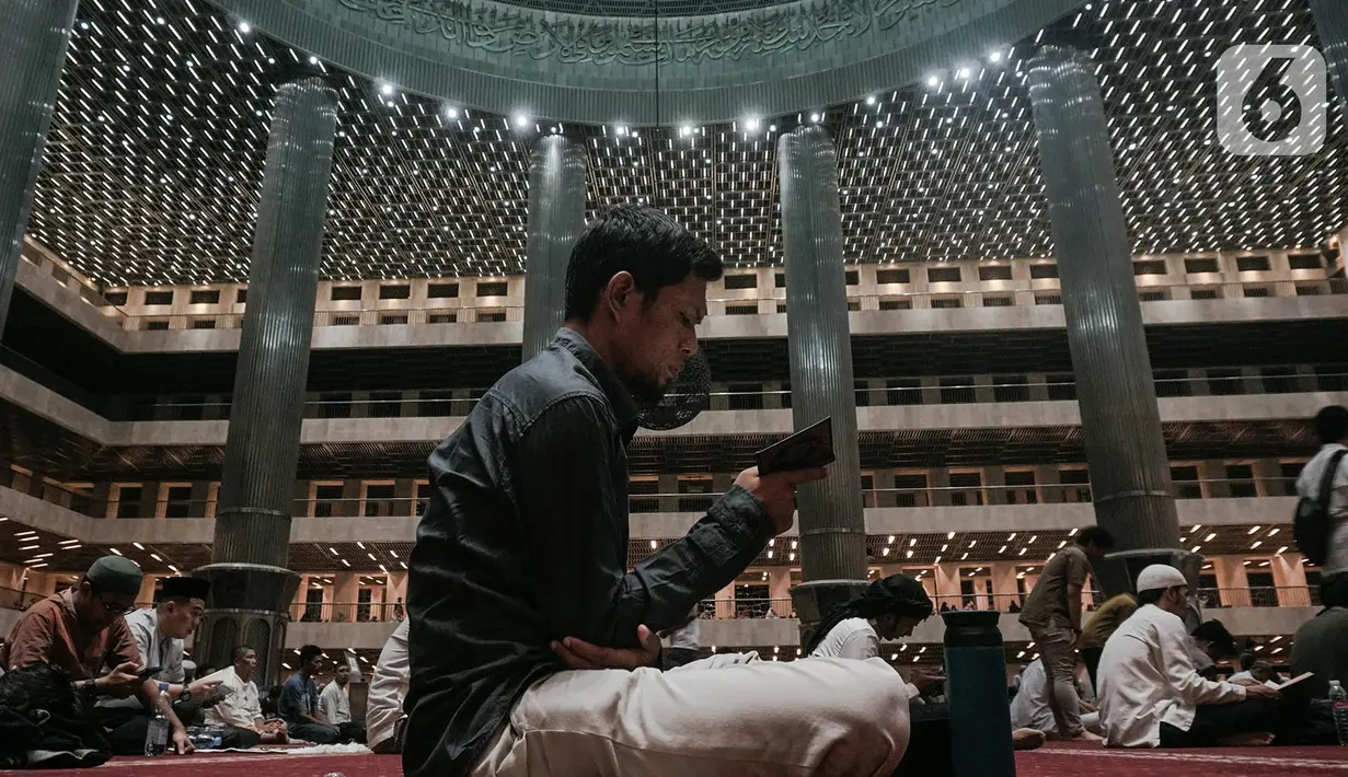 Dalam kesempatan itu para jemaah melakukan berbagai kegiatan ibadah untuk memperbanyak amalannya. (merdeka.com/Nanda F. Ibrahim)