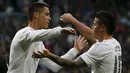 Penyerang Real Madrid, Cristiano Ronaldo (kiri) melakukan selebrasi usai mencetak gol kegawang Rayo Vallecano pada lanjutan liga Spanyol di Santiago Bernabeu (20/12). Real Madrid menang telak atas Rayo Vallecano dengan skor 10-2. (REUTERS/Sergio Perez)