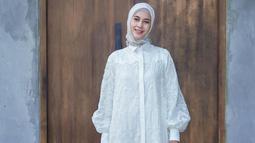 Meski kini tampil berhijab, penampilan ibu dua anak ini masih sering curi perhatian netizen. Tak sedikit netizen yang memuji jika Paula terlihat makin menawan. (Liputan6.com/IG/@paula_verhoeven)