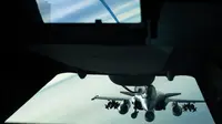 Pesawat tanker Angkatan Udara AS KC-10 memasukan bahan bakar ke Jet tempur Dassault Rafale milik Prancis di dekat Irak (26/10). Di Irak saat ini tengah terjadi pertempuran antara koalisi Irak-ISIS. (U.S. Air Force/Senior Airman Tyler Woodward/REUTERS)