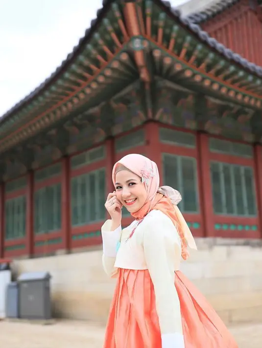 Natasha Rizky yang mengawali karir sebagai GADIS Sampul 2008. Karir layar kaca pertamanya pun ia bermain dalam sinetron Cinta Cenat Cenut pada tahun 2011. Kini setelah menikah, ia lebih banyak berkegiatan untuk keluarganya. (Liputan6.com/IG/natasharizkynew)