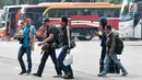 Penumpang saat ingin menaiki bus di Terminal Kampung Rambutan, Jakarta Timur, Rabu (14/6). Sebagian warga memilih mudik lebih awal untuk menghidari kemacetan pada puncak arus mudik lebaran nanti. (Liputan6.com/Yoppy Renato)