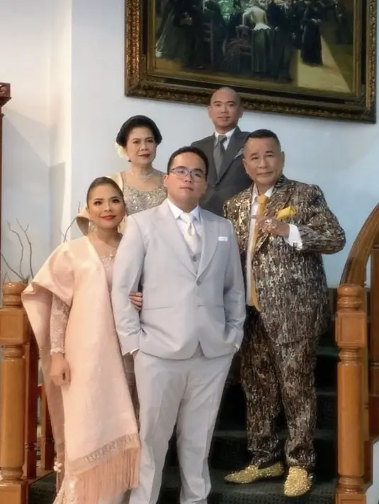 <p>Sementara itu, Hotman mengenakan setelan jas coklat bermotif lengkap dengan inner kemeja putih, dasi dan sapu tangan keemasan. Serasi dengan sepatu emasnya. [@myrnamyura]</p>
