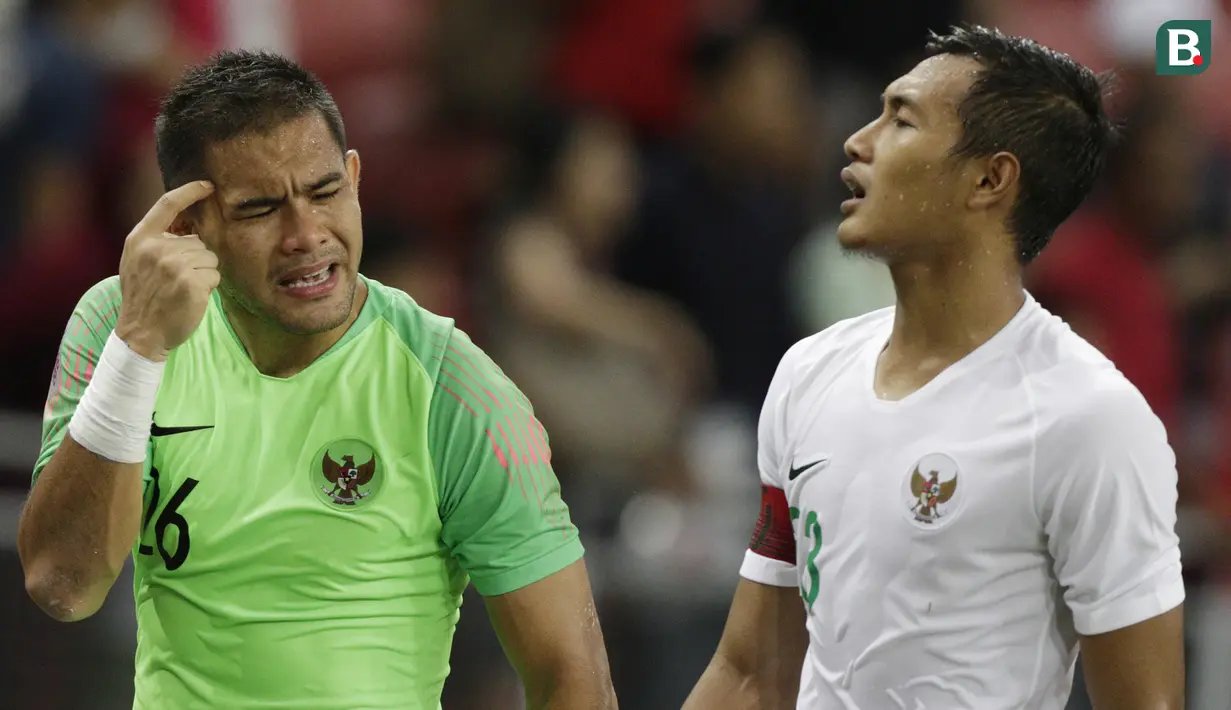 Kiper Indonesia, Andritany Ardhiyasa, tampak kecewa usai dikalahkan Singapura pada laga Piala AFF di Stadion Nasional, Singapura, Jumat (9/11). Singapura menang 1-0 atas Indonesia. (Bola.com/M. Iqbal Ichsan)