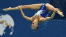 Tim putri Rusia berlomba di nomor final Team Free renang indah Kejuaraan Dunia Akuatik 2015 di Kazan, Rusia. (31/7/2015). (AFP Photo/Christophe Simon)