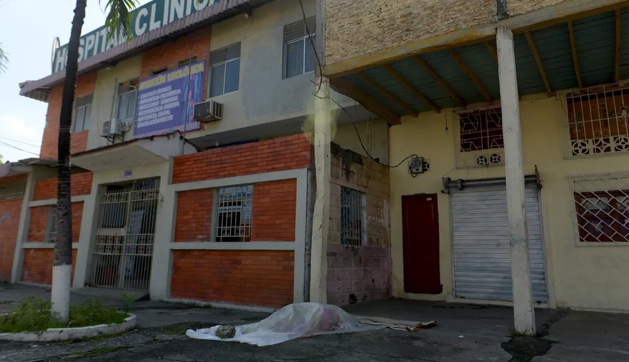 Jenazah yang tergeletak selama tiga hari terlihat di luar sebuah klinik di Guayaquil, Ekuador, Jumat (3/4/2020). Otoritas setempat telah mengumpulkan sekitar 150 jenazah korban virus corona COVID-19 dari jalan-jalan dan rumah-rumah warga di Guayaquil. (Str/Marcos Pin/AFP)