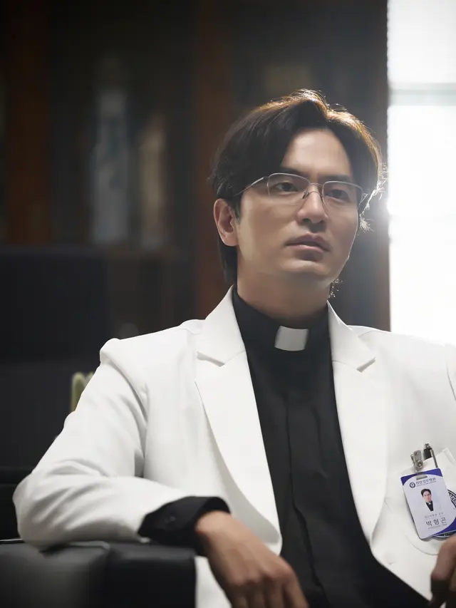 Lee Jin Uk dalam film Dark Nuns. (Next Entertainment World via Soompi)