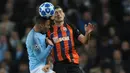 Penyerang Manchester City Gabriel Jesus berebut bola udara dengan gelandang Shakhtar Donetsk, Taras Stepanenko selama pertandingan grup F Liga Champions di stadion Etihad, Inggris (7/11). City menang 6-0 atas Shakhtar Donetsk. (AP Photo/Rui Vieira)