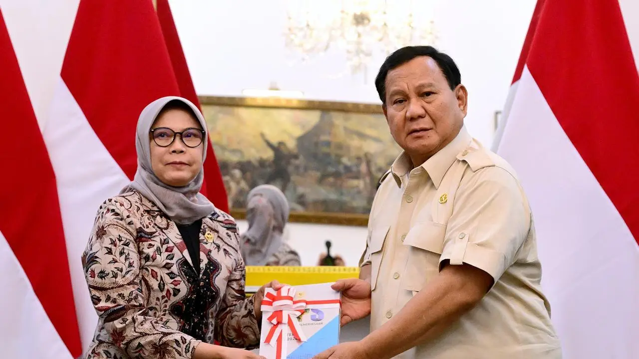 Presiden Prabowo Subianto menerima Ikhtisar Hasil Pemeriksaan Semester (IHPS) I Tahun 2024 dari Ketua Badan Pemeriksa Keuangan (BPK) RI, Isma Yatun, di Istana Merdeka, Jakarta, Kamis (02/01/2025). (Dok BPK)