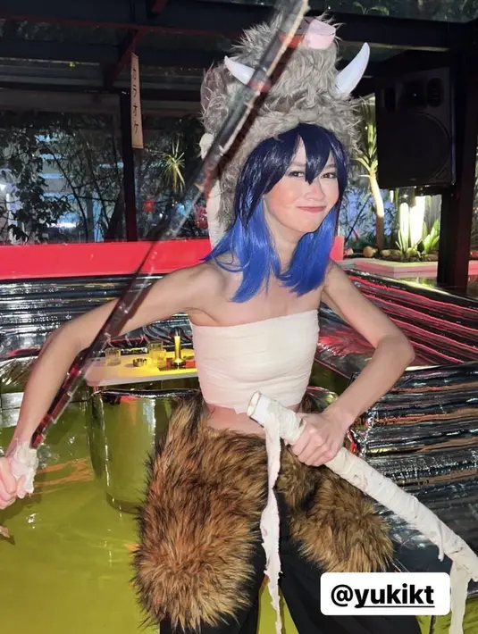 Yuki Kato tampil sebagai Inosuke, dengan mengenakan kemben putih dan celana putih lengkap dengan belt bulu dan hiasan kepala babinya. Credit: (@fadiljaidi)