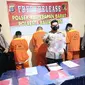 Kapolsek Balikpapan Barat, Kompol Djoko Purwanto saat menunjukan barang bukti narkoba dan pelakunya yang berhasil diringkus jajarannya. (Liputan6.com/Apriyanto)