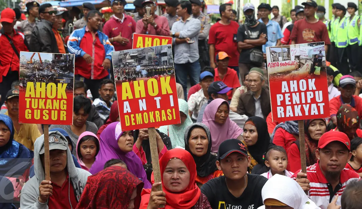 Massa dari Front Wong Cilik Bicara menggelar unjuk rasa di depan kantor DPP PDIP, Jakarta, Rabu (7/9). Mereka meminta PDIP tidak mengusung Ahok pada Pilgub DKI, namun mengajukan Wali Kota Surabaya Tri Rismaharini. (Liputan6.com/Immanuel Antonius)