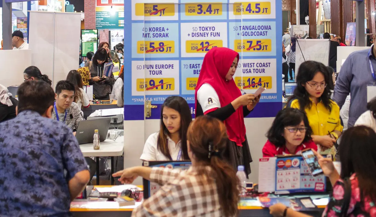 <p>Pengunjung memadati gerai perjalanan wisata dalam acara Astindo Travel Fair 2019 di JCC Senayan, Jakarta, Jumat (22/2). Astindo Travel Fair 2019 ditargetkan bisa menjaring transaksi mencapai Rp 220 miliar. (Liputan6.com/Faizal Fanani)</p>