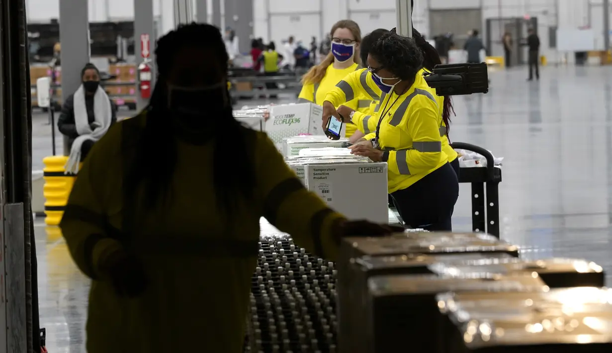Pekerja menyiapkan box berisi vaksin Moderna COVID-19 untuk dikirim di pusat distribusi McKesson di Olive Branch, Mississippi, AS, Minggu (20/12/2020). Selama seminggu, Pemerintah federal berencana mendistribusikan total 7,9 juta dosis vaksin dari Moderna dan Pfizer Inc (AP Photo/Paul Sancya, Pool)