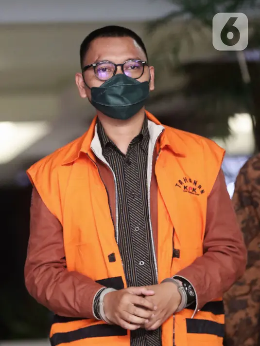 Akbar Tandaniria Mangku Negara usai menjalani rilis penetapan dan penahanan tersangka di Gedung KPK Jakarta, Jumat (15/10/2021). Akbar Tandaniria Mangku Negara merupakan Aparatur Sipil Negara di Pemkab Lampung Utara. (Liputan6.com/Helmi Fithriansyah)