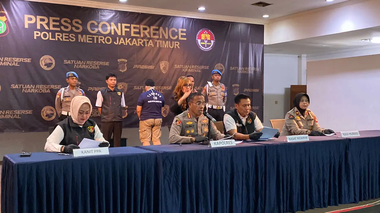Polres Metro Jakarta Timur menggelar konferensi pers pengungkapan kasus tindak pidana asusila yang melibatkan tujuh santri di pesantren Jakarta Timur.
