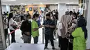 Panitia melakukan pemeriksaan terhadap calon pelamar kerja saat Jakarta Job Fair 2022 di ITC Cempaka Mas, Jakarta Pusat, Selasa (13/9/2022). Bursa lowongan kerja atau job fair gelombang kedua ini berlangsung hingga 21 September 2022. (merdeka.com/Iqbal S. Nugroho)