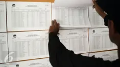 Warga melihat daftar pemilih sementara untuk memastikan keikutsertaannya dalam Pemilihan Gubernur DKI Jakarta putaran kedua di Kantor Kelurahan Kramat, Senen, Jakarta, Rabu (5/4). (Liputan6.com/Faizal Fanani)