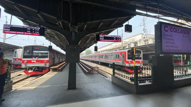 Situasi terkini di Stasiun Jakarta Kota pascakejadian kereta Commuter Line relasi Jakarta Kota-Bogor yang anjlok. (Liputan6.com/Tisha)