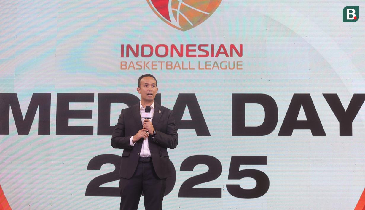 Direktur Utama IBL, Junaz Miradiarsyah memberikan sambutan dalam acara Media Day IBL 2025 di KYZN Kuningan, Jakarta Selatan, Kamis siang (12/12/2024). (Bola.com/M Iqbal Ichsan)