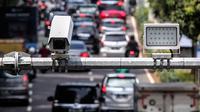 Kamera tilang elektronik mobile atau ETLE (Electronic Traffic Law Enforcement) terpasang di Jalan Asia Afrika, Jakarta, Rabu (29/12/2021). Korlantas Polri akan menerapkan ETLE mobile sepanjang liburan Natal dan Tahun Baru 2021 untuk mengurangi kecelakaan lalu lintas. (Liputan6.com/Johan Tallo)