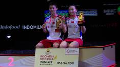 Ganda campuran China, Jiang Zhen Bang/Wei Ya Xin menjadi juara di Indonesia Open 2024. Mereka mengalahkan seniornya berperingkat satu dunia, sekaligus juara bertahan Zheng Si Wei/Huang Ya Qiong dengan 21-11, 21-14 dalam All Chinese Final di Istora Senayan, Jakarta, Minggu (9/6/2024). Hasil ini menjadi tonggak sejarah bagi pasangan Jiang Zhen Bang/Wei Ya Xin yang baru pertama kali menjuarai turnamen BWF Super-1000. (Bola.com/Syahkist Afi Daib)