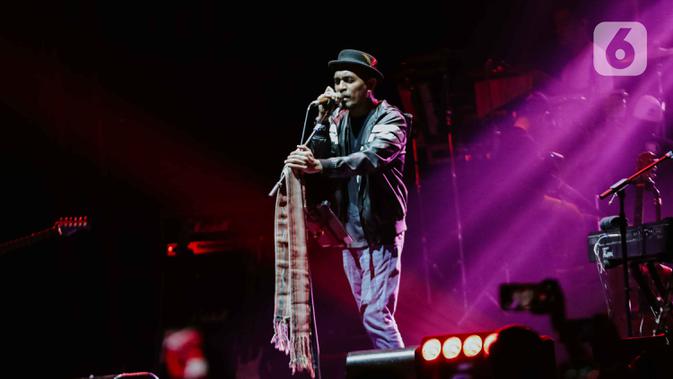 Aksi panggung Glenn Fredly dalam festival musik Love Fest di Istora Senayan, Jakarta, pada 22 Februari 2020. Salah satu penyanyi kebanggaan Indonesia, Glenn Fredly meninggal dunia, Rabu (8/4/2020) malam dalam usia 44 tahun di sebuah rumah sakit di Jakarta Selatan. (Liputan6.com/Faizal Fanani)