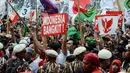 Dengan membawa spanduk bertuliskan Indonesia Bangkit, para peserta kampanye meneriakkan dukungannya pada pasangan Capres Nomor 1 (Liputan6.com/Faizal Fanani) 