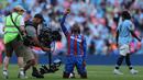 Pemain Crystal Palace,  Eberechi Eze merayakan kemenangan timnya atas Manchester City dalam laga final Piala FA yang berlangsung di Stadion Wembley, London, Inggris, Sabtu (17/05/2025). (AFP/Adrian Dennis)