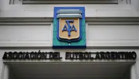 Gambar ini menunjukkan logo Asosiasi Sepak Bola Argentina (AFA), di pintu masuk kantor pusat di Buenos Aires pada 6 Maret 2026.
(Luis ROBAYO/AfP)