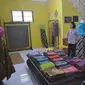 Butik batik di Kutawaru, menyediakan batik yang berpewarna alami dari tetumbuhan, misalnya bakau. (Foto: Liputan6.com/Muhamad Ridlo)