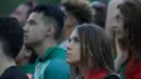Kegelisahan suporter cantik Portugal baru hilang saat menit ke -117 dimana Ricardo Quaresma mampu mencetak gol kemenangan Portugal. (Bola.com/Vitalis Yogi Trisna)