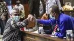Ketua KPU Arief Budiman (kiri) saat Rapat Dengar Pendapat (RDP) dengan Komisi II DPR di Gedung Nusantara, Senayan, Jakarta, Kamis (12/11/2020). Rapat membahas Revisi Peraturan KPU (RPKPU) terkait penghitungan suara hingga rekapitulasi penghitungan suara Pilkada 2020. (Liputan6.com/Johan Tallo)