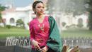 Penampilan Naura Ayu dengan busana berwarna pink yang dipadukan dengan kain Nusantara berwarna hijau ini pun banjir pujian. Dirinya juga terlihat menambahkan beberapa aksesoris tradisional sebagai penunjang penampilan. (Liputan6.com/IG/@naura.ayu)