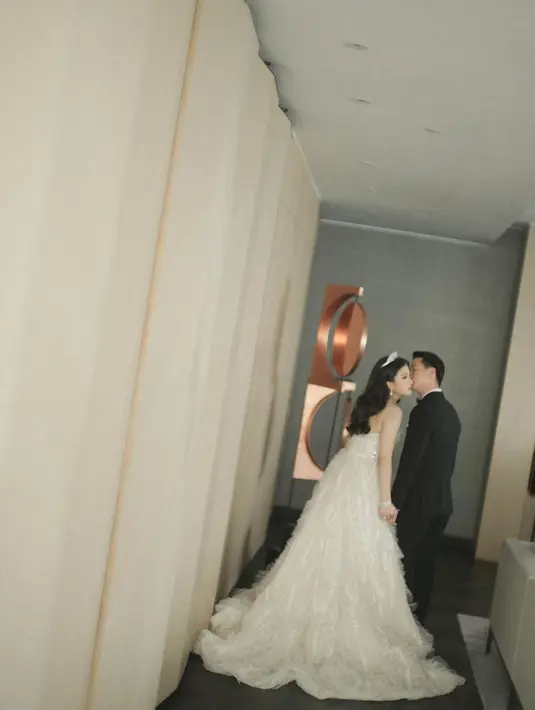 Ball gown super cantik dan dreamy ini menjuntai panjang hingga ke lantai, membalut tubuh Valencia dengan sangat baik. Foto: Instagram.